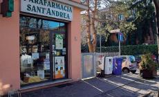 Rapinatore con coltello nella parafarmacia di via Montanara
