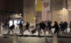Scontri in piazza Garibaldi durante la festa scudetto del Napoli: 13 daspo a ultras del Parma