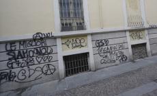 Graffiti in centro, in fiamme le panchine dei parchi