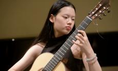 Ha 12 anni, suona da 3: è un prodigio della chitarra