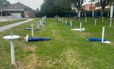 Vandali in piscina: ombrelloni divelti e muri imbrattati