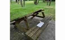 Nuovi vandalismi nell'area verde: rotto un tavolo in legno