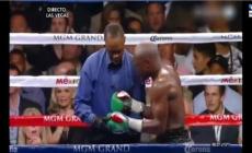 Mayweather viene morso, ma è campione