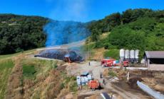 Incendio divora 700 rotoballe di fieno