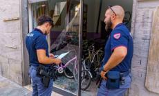 Botte e sangue in via Imbriani: sfondano una vetrina, due feriti