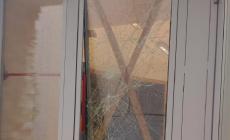 Due raid al liceo Toschi: ragazzini rompono finestre, porte e rubano 2 pc. Distruggono macchinetta e mangiano panini