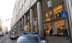 Un profumo e due maglie: bis di furti (e di ladre fermate) da H&M