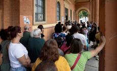 Rinnovo abbonamenti: lunghe code sotto il sole davanti alla biglietteria