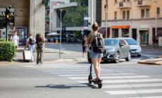 Gli habitué del monopattino: più della metà non usa il casco