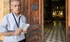 Don Mauro riapre la chiesa: «Più sicura con due telecamere»