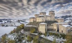 Castello, neve e caprioli: la fiaba di Torrechiara immortalata da Ghizzi Panizza - Foto
