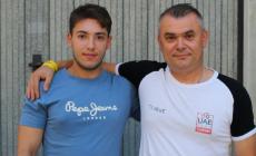 Si diploma in contemporanea al figlio
