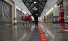 Negozi chiusi, ma solo nei centri commerciali. «Inaccettabile, è concorrenza sleale»