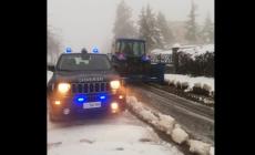 Coniugi bloccati in auto per il ghiaccio: soccorsi da carabinieri e spazzaneve