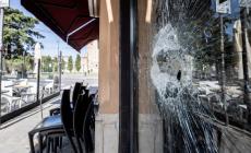 Sfondata con un tombino la vetrina di un locale