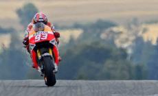 Pole a Marquez, poi Dovi e Iannone