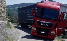 Cedogno, ancora un camion bloccato sulla strada vietata ai mezzi pesanti