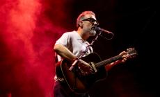 Brunori Sas, due interruzioni ma lo show prosegue: un trionfo