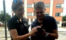 Vigile salva (e adotta) un micio gettato da un'auto