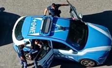 Ubriaco e violento scatena l'inferno in un bar di via Sidoli.