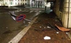 Corsa pazza in auto in pieno centro: sbanda, abbatte un cartello, centra un negozio e fugge. Ma perde la targa