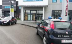 Stavano per calarsi dal tetto e fare bottino alla Roby Profumi: carabiniere fuori servizio fa arrestare tutta la banda - Video