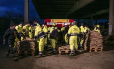 La Protezione civile di Parma in aiuto alle persone colpite dall'esondazione del Panaro - I volontari al lavoro in via del Taglio (Foto)
