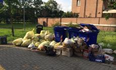 S.Lazzaro, la "festa" dei sacchetti abbandonati