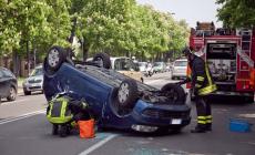 Auto si ribalta sullo Stradone 