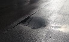 L'asfalto cede in via Bandini