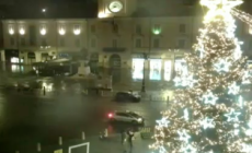 La tradizionale e suggestiva accensione dell'albero di Natale in Piazza - Guarda il video della cerimonia