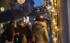 La pioggia frena lo shopping in centro