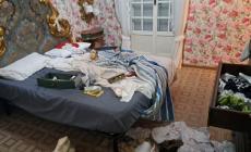 I ladri entrano nella villa: razzia di denaro e preziosi