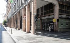 Scippa una donna, ma viene bloccato da un passante