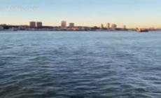 Elicottero caduto nel fiume Hudson, a bordo una famiglia di turisti spagnoli: sei morti