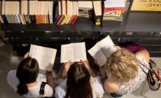 Un libro sotto l'ombrellone? I preferiti dai parmigiani