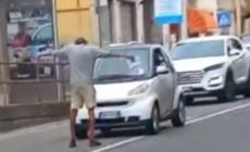 Blocca il traffico e aggredisce la polizia locale: arrestato - Video 