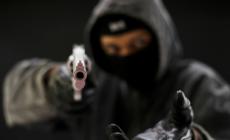 Agguato in garage e rapina: donna sequestrata in casa da un uomo  mascherato che si è anche fatto fare un bonifico bancario