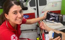 Alice Arbelti, neolaureata in medicina, salva la vita a un uomo in aeroporto 