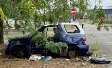 Via Burla: parcheggio &laquo;ferito&raquo; tra auto sfasciate, amianto e cumuli di immondizia