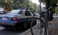 Schiaffeggiò un uomo per strada, poi aggredì i poliziotti: di nuovo libero, ma dovrà andare a firmare ogni giorno in Questura