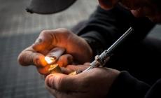 «Distribuire le pipe da crack è utile e responsabile»