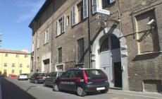 Donna morta in casa tra i rifiuti, i due figli indagati