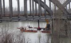Ponte del diavolo: via i tronchi dal fiume. E ora arrivano i "salsicciotti"