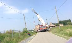 San Quirico: camion di uova nel fosso. Strada chiusa per ore
