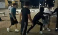 Prima gli insulti razzisti, poi l'aggressione a due ragazzini cinesi: tre feriti