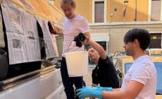 Gli studenti di Azione Universitaria puliscono il pulmino dell'Aism dalle scritte offensive