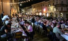 650 persone in piazza con i piedi sotto la tavola
