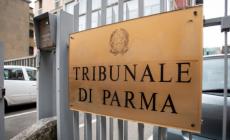 Rinchiuso in cella di sicurezza in attesa della direttissima, si avventa contro i carabinieri