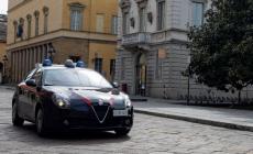 Minaccia i vicini con uno sfollagente, poi insulta e aggredisce i carabinieri